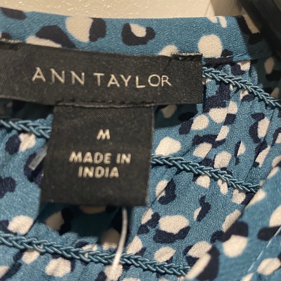 NWT ANN TAYLOR BLUE BLACK AND WHITE DRESS BLOUSE SIZE MEDIUM - Picture 4 of 5